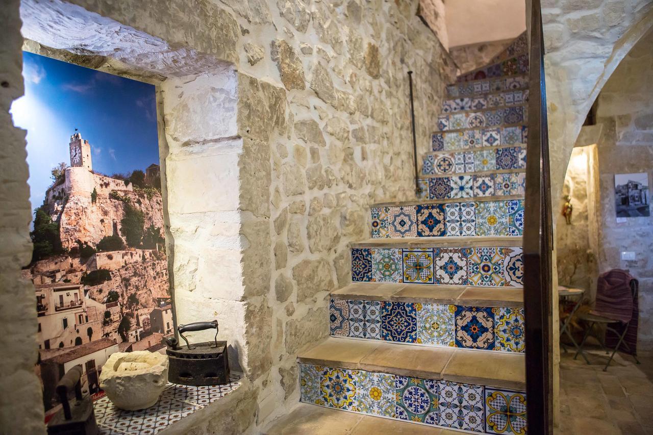 Case-Grotte Degli Avi, Esperienza Abitativa In Grotta モーディカ エクステリア 写真