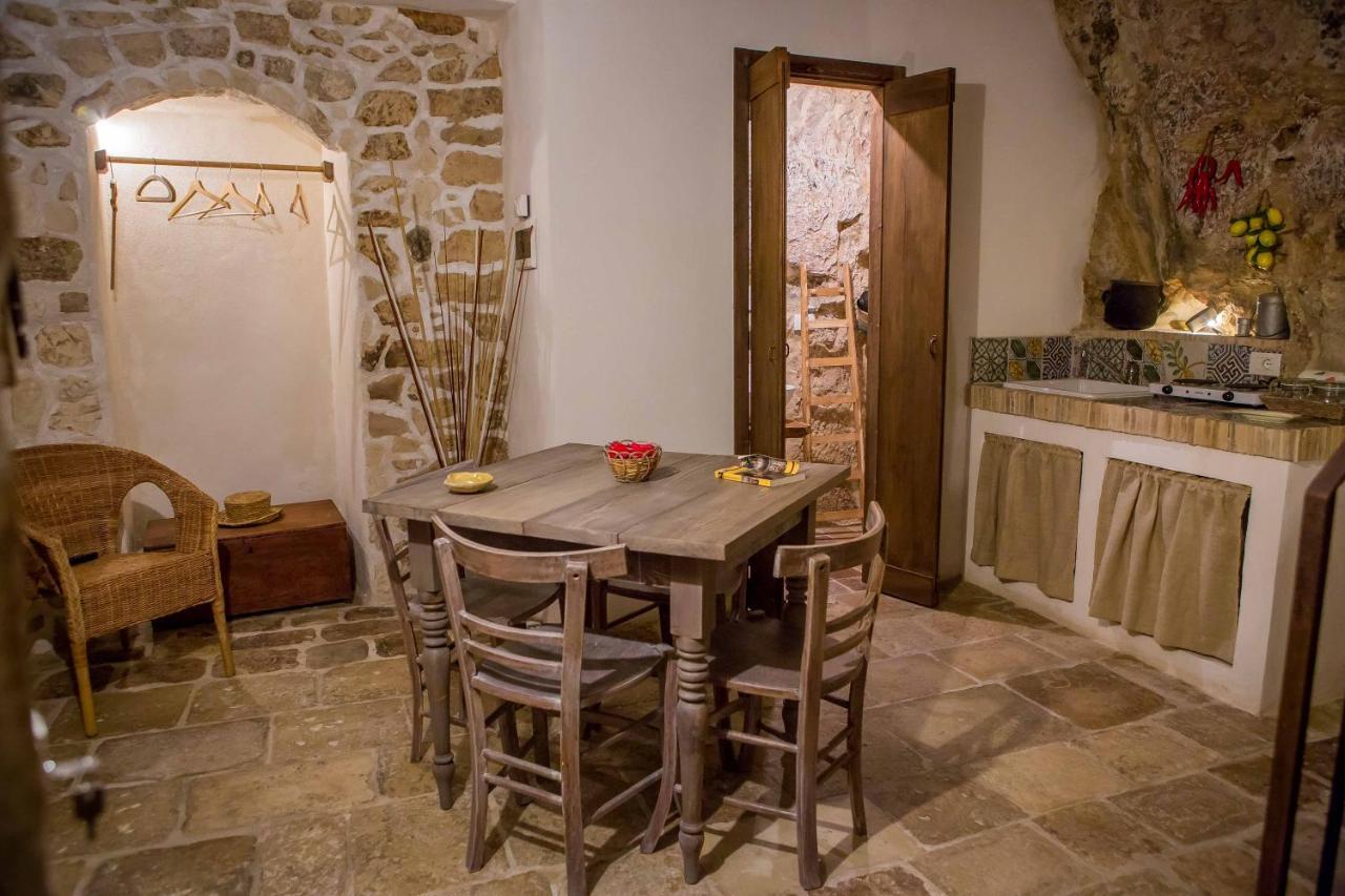 Case-Grotte Degli Avi, Esperienza Abitativa In Grotta モーディカ エクステリア 写真